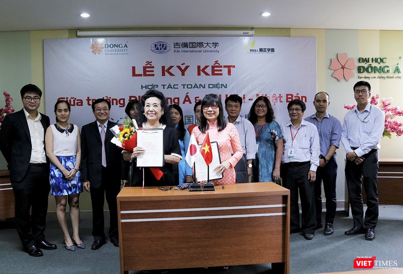Bà Miyako Kake – Chủ tịch HĐQT, Tổng Giám đốc Học viện Junsei (ĐH quốc tế Kibi, Nhật) và TS. Nguyễn Thị Anh Đào – Chủ tịch HĐQT Đại học Đông Á ký thỏa thuận hợp tác đào tạo và việc làm cho sinh viên các ngành tại Nhật.
