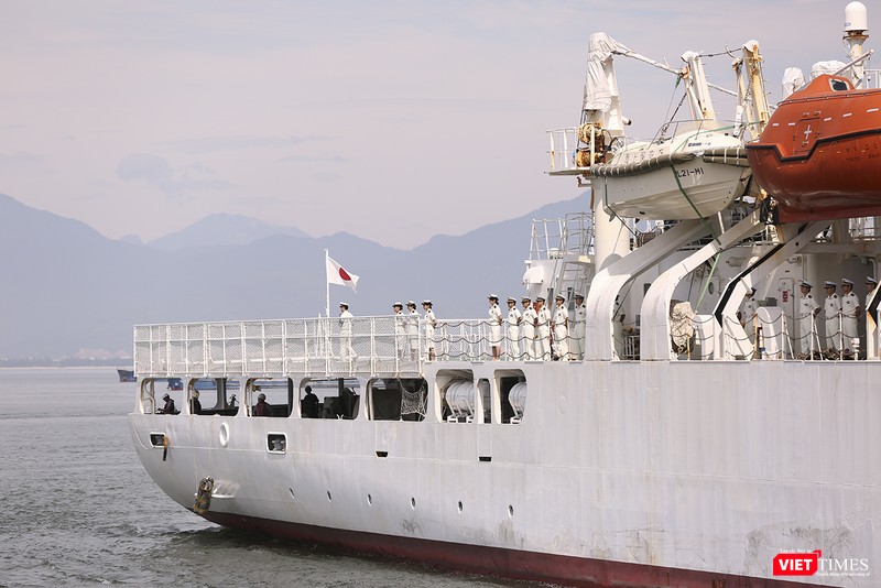 Phía đuôi tàu là hanggar và sân đỗ trực thăng