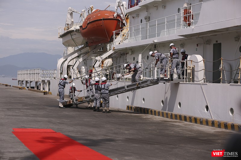 Cầu thang được hạ xuống cầu cảng chuẩn bị cho lễ đón tàu