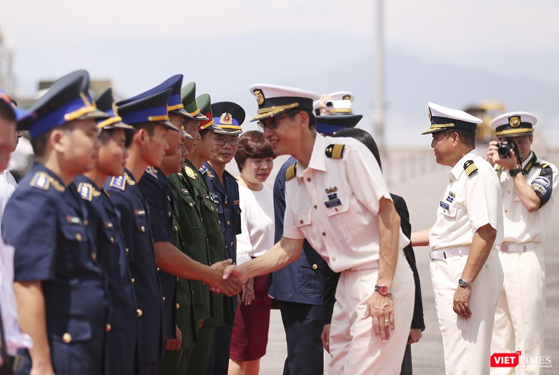 Chỉ huy tàu bắt tay các lực lượng tại lễ đón