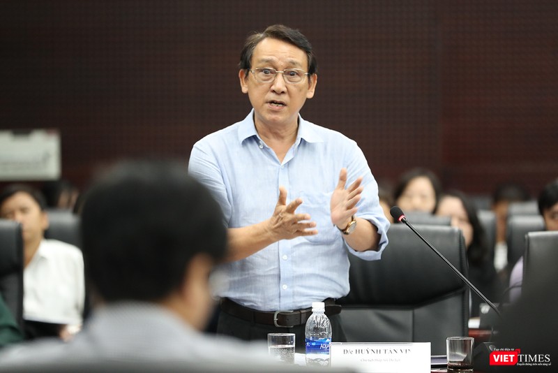 Ông Huỳnh Tấn Vinh, Chủ tịch Hiệp hội Du lịch TP Đà Nẵng đề nghị Sở Du lịch cần chuyển hướng nhanh, phát triển đến những thị trường du lịch đẳng cấp, hướng về chất lượng chứ không chỉ số lượng và không nên phụ thuộc vào các thị trường tour giá rẻ, đông khách Ông Huỳnh Tấn Vinh, Chủ tịch Hiệp hội Du lịch TP Đà Nẵng đề nghị Sở Du lịch cần chuyển hướng nhanh, phát triển đến những thị trường du lịch đẳng cấp, hướng về chất lượng chứ không chỉ số lượng và không nên phụ thuộc vào các thị trường tour giá rẻ, đông khách