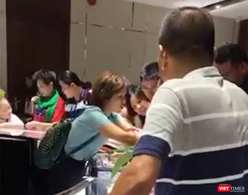 Khách Trung Quốc mua hàng trong cửa hàng khép kín tại Đà Nẵng