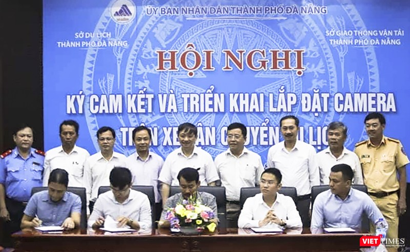Đại diện các doanh nghiệp ký kết lắp đặt camera trên xe du lịch trước dự chứng kiến của lãnh đạo UBND TP Đà Nẵng và các cơ quan chức năng