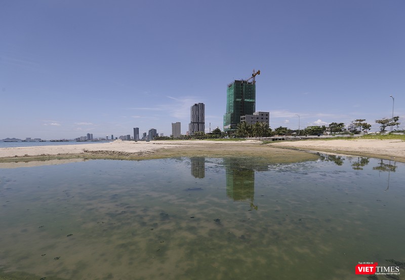 Ai dám tắm trên bãi biển như thế này