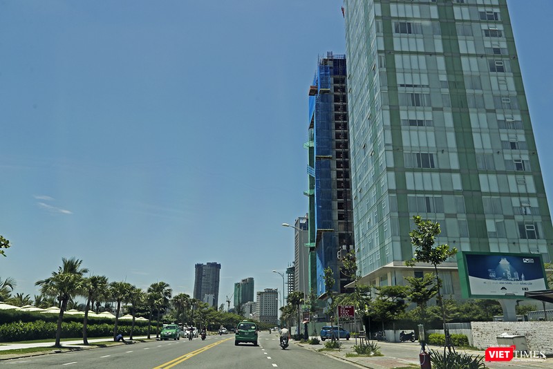 ... thì phía bên trên, các công trình tiếp tục mọc lên