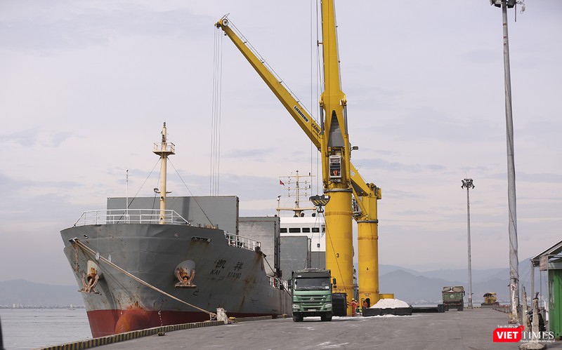 Trước nhưng áp lực giao thông và vận tải hàng hóa trên địa bàn, UBND TP Đà Nẵng vừa có văn bản gửi Bộ KH-ĐT hối thúc đẩy nhanh triển khai xây dựng Cảng biển Liên Chiểu thay thế cảng Tiên Sa đang quá tải.