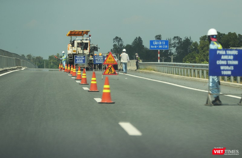 Công nhân sửa chữa hư hỏng trên cao tốc Đà Nẵng - Quảng Ngãi. Công nhân sửa chữa hư hỏng trên cao tốc Đà Nẵng - Quảng Ngãi.