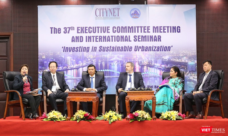  Sáng 22/11, tại Đà Nẵng, Ban Thư ký Tổ chức Mạng lưới chính quyền các địa phương về quản lý định cư con người (CityNet) và địa phương, cùng hơn 100 chuyên gia trong và ngoài nước trao đổi và đưa ra những giải pháp mới, tích cực nhằm giải quyết những thác