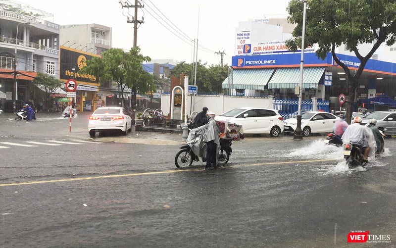 Nút giao thông Quang Trung-Đống Đa ngập lại trong trưa 10/12. (Ảnh: Bảo Bảo)