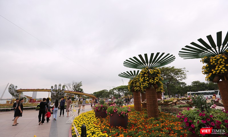 UBND TP Đà Nẵng vừa có chỉ đạo ngăn chặn sự xuất hiện trở lại của tình trạng người lang thang xin ăn, xin ăn biến tướng, bán hàng rong đeo bám chèo kéo khách tại các khu danh lam thắng cảnh, các điểm du lịch để người dân và du khách vui xuân, đón Tết