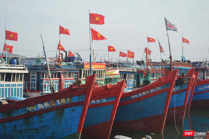 Sau tiếng trống lệnh, hàng trăm con tàu đánh bắt xa bờ của ngư dân đảo Lý Sơn dương cao cờ Tổ quốc, đồng loạt rẽ sóng nối đuôi nhau, bắt đầu cho mùa đánh bắt mới.