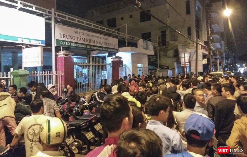 Người dân vạ vật, chờ xếp hàng lấy phiếu tiêm vacxin cho con từ đêm hôm trước