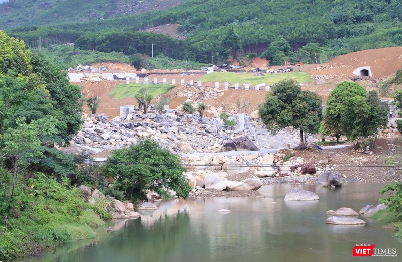 Một đoạn sông Luông Đông chảy qua khu vực dự án mở rộng Công viên suối khoáng nóng núi Thần Tài bị chủ đầu tư lấp chặn dòng