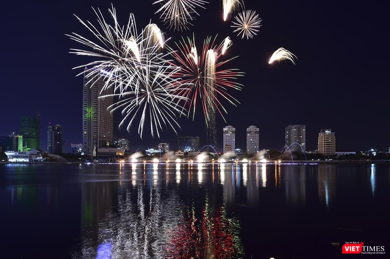 Màn trình diễn pháo hoa DIFF bên bờ sông Hàn, TP Đà Nẵng