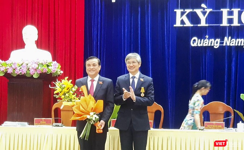Ông Phan Việt Cường (bìa trái), Ủy viên Trung ương Đảng, Bí thư Tỉnh ủy Quảng Nam, Trưởng đoàn Đại biểu Quốc hội tỉnh vừa được HĐND tỉnh bỏ phiếu bầu chức danh Chủ tịch HĐND tỉnh Quảng Nam