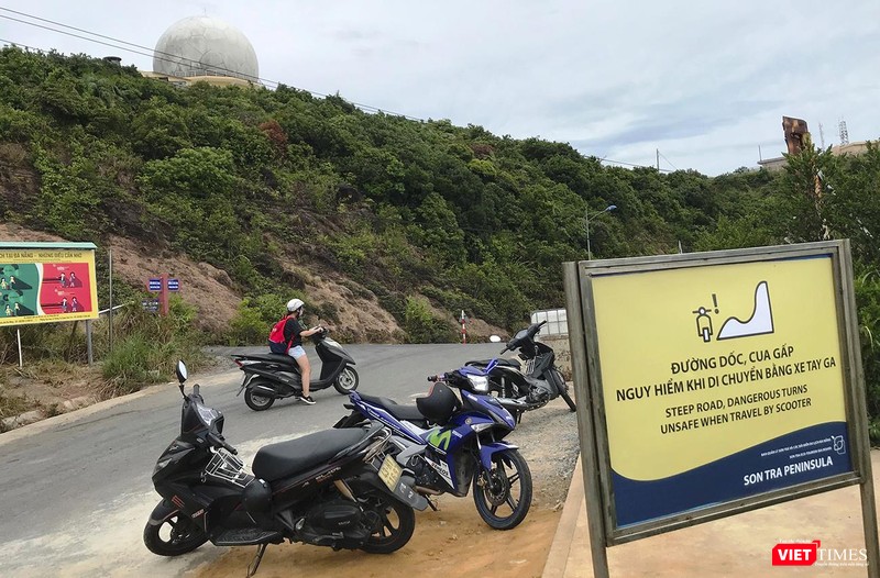 Các biển báo cảnh báo tai nạn được Ban Quản lý Bán đảo Sơn Trà và các bãi biển du lịch Đà Nẵng lắp đặt trên bán đảo Sơn Trà