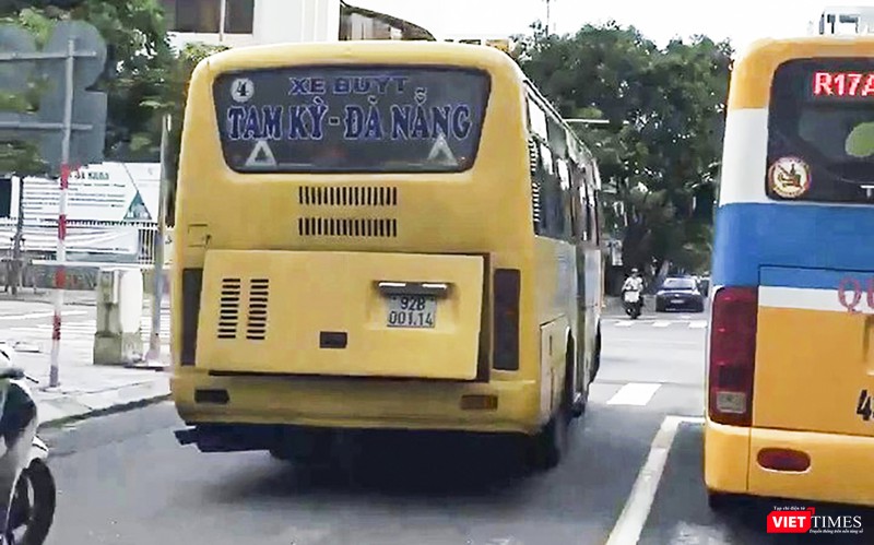Xe buýt liên tỉnh Đà Nẵng-Quảng Ngãi chạy lấn làn khi vào nội đô Đà Nẵng (ảnh Sở GTVT Đà Nẵng cung cấp)