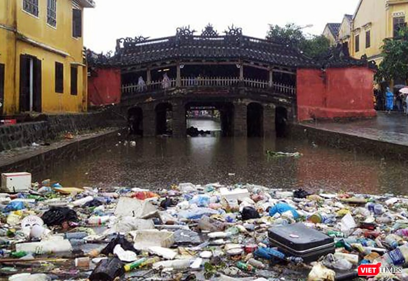 Chùa Cầu ở Hội An (Quảng Nam) ngập rác sau mưa bão