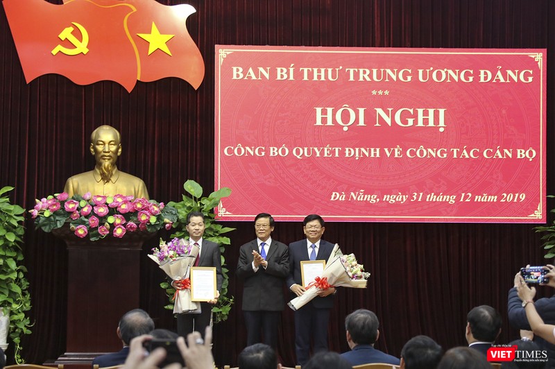 Ông Hà Ban - Phó Trưởng Ban Tổ chức Trung ương trao quyết định và hoa chúc mừng cho  ông Nguyễn Văn Quảng (bìa trái)