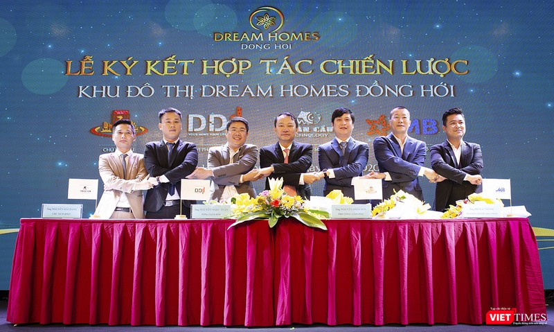 Lễ ký kết hợp tác chiến lược giữa các bên trong sự kiện Công bố Khu đô thị Dream Homes - Quảng Bình