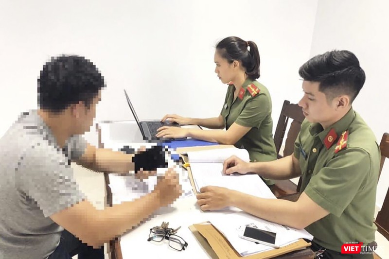 Lực lượng PA 83 - Công an Đà Nẵng đang làm việc với N.T.Đ (1997), quản trị viên trang fanpage “Tin Nóng Đà Nẵng” vì nội dung đăng tin sai sự thật (ảnh PA83 cung cấp)