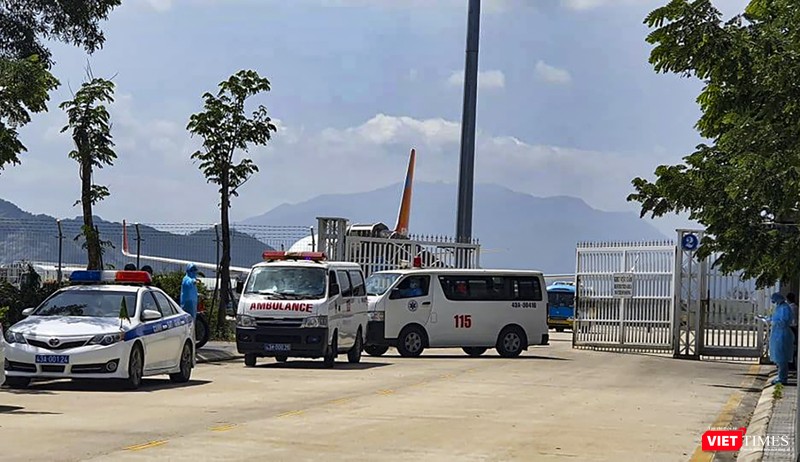 Lực lượng y tế thực hiện cách ly, đưa hành khách nhập cảnh đến sân bay Đà Nẵng về trung tâm cách ky theo quy định phòng, chống dịch COVID-19