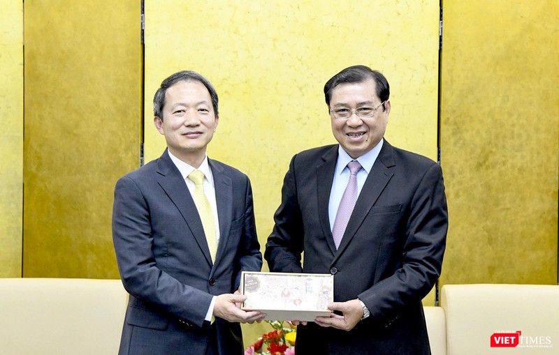 Chủ tịch UBND TP Đà Nẵng Huỳnh Đức Thơ và ông Ahn Min Sik – Tân Tổng Lãnh sự Hàn Quốc tại Đà Nẵng tại buổi tiếp và làm việc diễn ra trưa 27/2