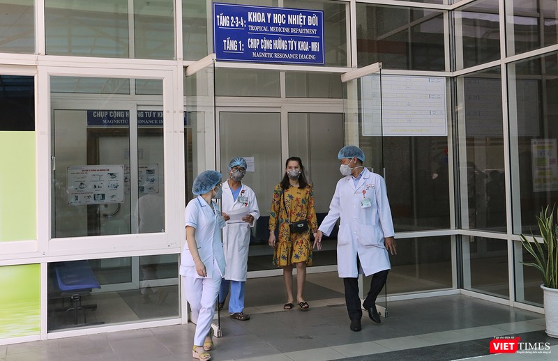 Bệnh nhân mắc COVID-19 thứ 35 ở Đà Nẵng tại buổi xuất viện