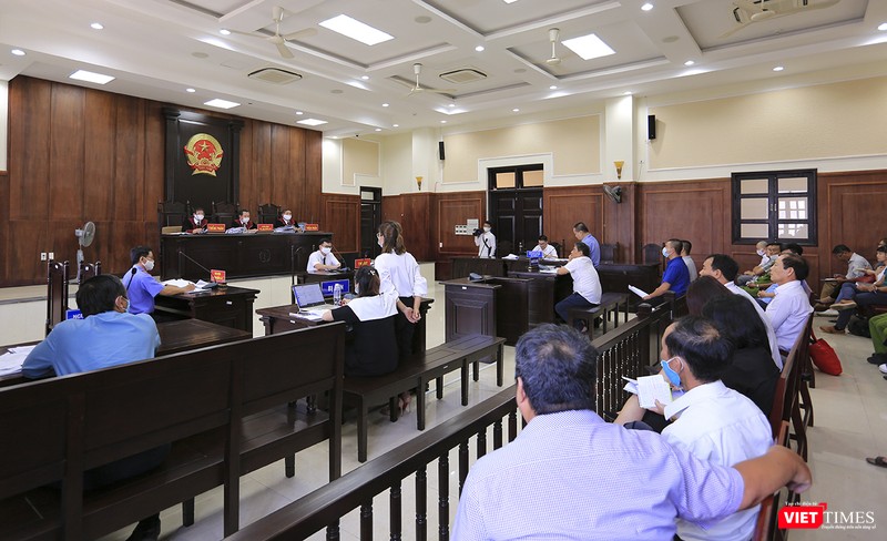 Quang cảnh phiên tòa phúc thẩm vụ án án kinh doanh thương mại về “Tranh chấp hợp đồng đặt cọc môi giới đất nền” giữa nguyên đơn là Công ty CP Bách Đạt An (chủ đầu tư) và bị đơn là Công ty CP Đầu tư Hoàng Nhất Nam (môi giới) diễn ra chiều ngày 8/5 tại Đà N