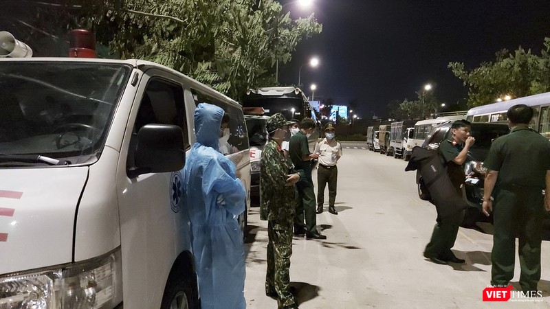 Lực lượng y tế, quân đội và kiểm soát bệnh tật đón đoàn công dân từ Malaysia về nước tại Sân bay quốc tế Đà Nẵng