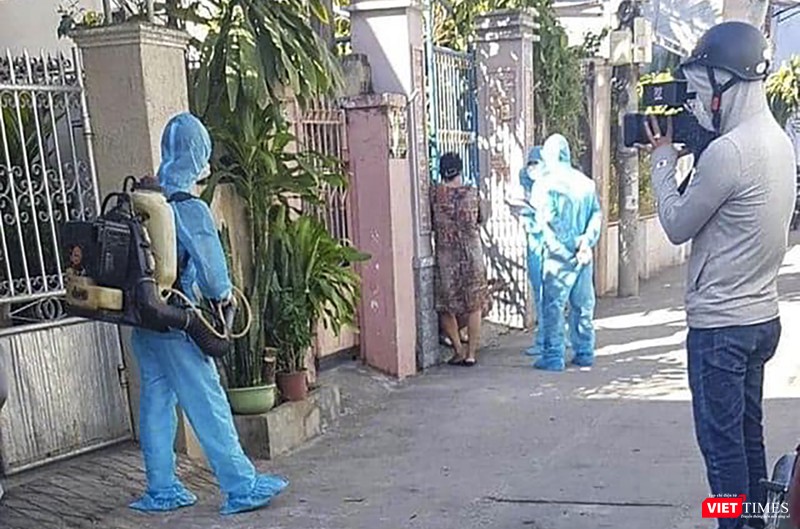 Lực lượng y tế Đà Nẵng tiến hành phun khử trùng các khu vực bệnh nhân mắc COVID-19 lui tới