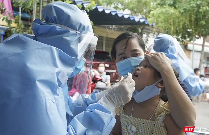 Lực lượng y tế Đà Nẵng lấy mẫu xét nghiệm COVID-19 tại cộng đồng