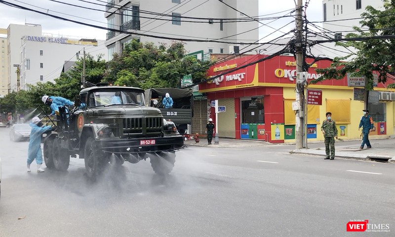 Lực lượng quân đội phun hóa chất khử trùng phòng, chống dịch COVID-19 trên địa bàn quận Sơn Trà.