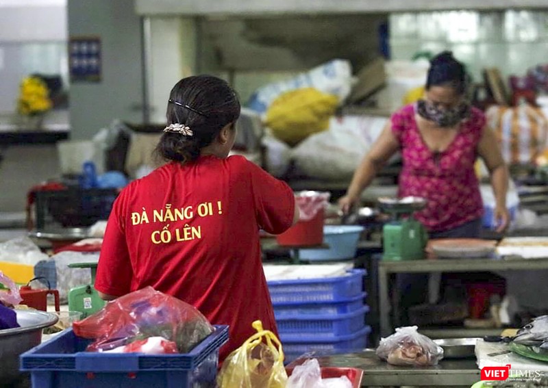 Tiểu thương Đà Nẵng mặc áo cờ đỏ sao vàng cổ động vượt qua dịch COVID-19