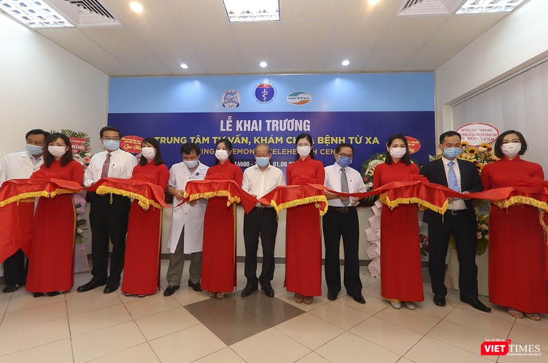 Quang cảnh buổi khai trương Trung đưa Trung tâm Tư vấn, khám chữa bệnh từ xa, ứng dụng hệ thống Telehealth vào phục vụ chăm sóc sức khỏe người dân tại Bệnh viện Trung ương Huế.