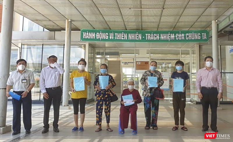 Bệnh nhân 592 (ngồi) cùng các bệnh nhân mắc COVID-19 được công bố khỏi bệnh và cho xuất viện về nhà