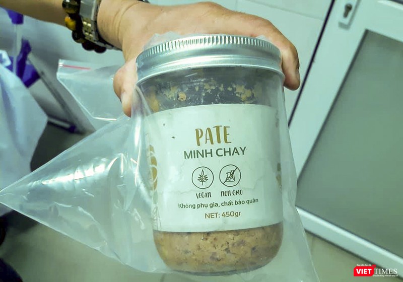 Mẫu sản phẩm pate Minh Chay được ngành y tế Quảng Nam niêm phong, lấy mẫu kiểm nghiệm.