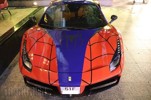 Siêu xe Ferrari phong cách Người Nhện xuất hiện trên phố Sài Gòn ảnh 1