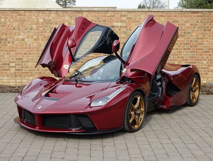 LaFerrari sử dụng hộp số 7 cấp ly hợp kép. Với tổng công suất 950 mã lực và mô-men xoắn cực đại 899 Nm, siêu xe của Ferrari có thể tăng tốc 0-100 km/h trong khoảng 3 giây và đạt tốc độ tối đa 346 km/h.