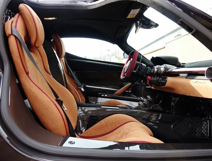 Trong khi đó, nội thất xe cũng có những điểm thu hút nhất định. Nội thất bọc da và rất nhiều chi tiết được làm từ sợi carbon. Theo đánh giá của những người chuyên về xe, đây là một trong những chiếc LaFerrari đặc biệt nhất từng xuất xưởng.