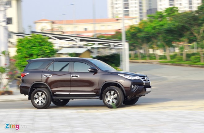 Toyota Fortuner là mẫu xe được người dùng Việt ưa chuộng dù ít tính năng. Ảnh:Toàn Thiện.