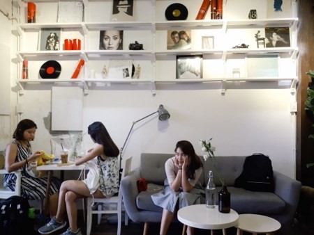 Bí quyết chụp ảnh check-in tại quán cà phê thật ‘chất’ dành cho giới trẻ ảnh 4 Bí quyết chụp ảnh check-in tại quán cà phê thật ‘chất’ dành cho giới trẻ ảnh 4