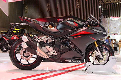 Thân xe nhiều mảng khối, cắt xẻ táo bạo. Thân xe nhiều mảng khối, cắt xẻ táo bạo.