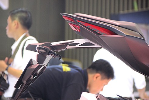 Đuôi xe góc cạnh. Đuôi xe góc cạnh.