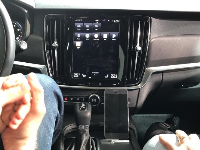 Bạn cũng có thể chạy các ứng dụng của bên thứ 3 như Spotify, Pandora và các ứng dụng podcast khác - Ảnh: Steve Kovach/Business Insider Bạn cũng có thể chạy các ứng dụng của bên thứ 3 như Spotify, Pandora và các ứng dụng podcast khác - Ảnh: Steve Kovach/Business Insider