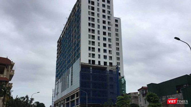 Tòa nhà 8B Lê Trực đang gặp khó khăn trong việc phá dỡ phần sai phạm tại giai đoạn 2. Tòa nhà 8B Lê Trực đang gặp khó khăn trong việc phá dỡ phần sai phạm tại giai đoạn 2.