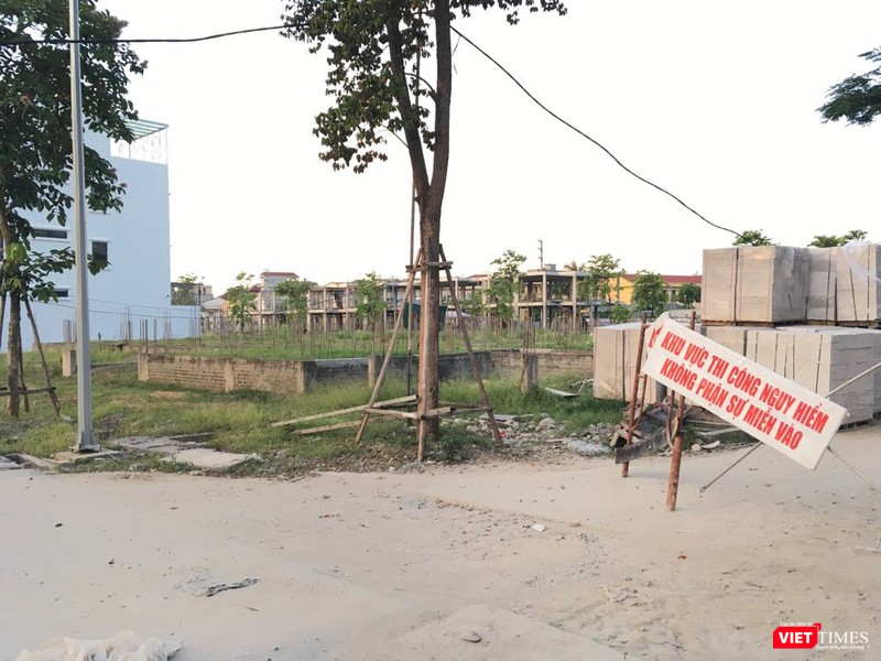 Nhiều khu vực của siêu dự án Khu đô thị Nam đường 32 (Westpoint Nam đường 32) của Công ty CP đầu tư và phát triển Lũng Lô 5 chưa hoàn chỉnh theo quy hoạch.