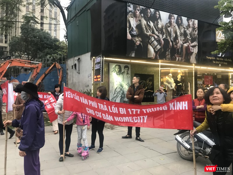 Trong ngày 07/03 và 11/03, cư dân Home city đã căng băng rôn yêu cầu chủ đầu tư dừng thi công công trình Trường Tiểu học để trả lại lối đi.