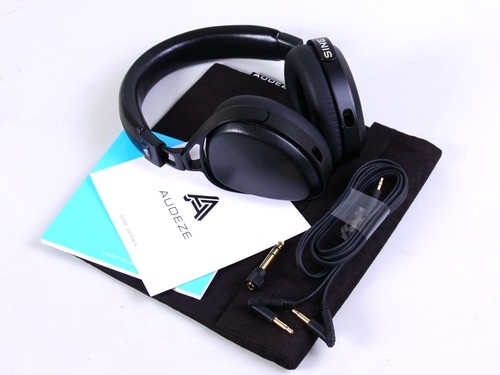 Phụ kiện kèm theo còn có túi du lịch nhỏ nhắn để chứa tai nghe.