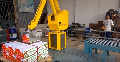 Sau đó, robot sẽ xếp thùng hàng lên pallet với kịch bản (vị trí của các thùng hàng)được lập trình sẵn.